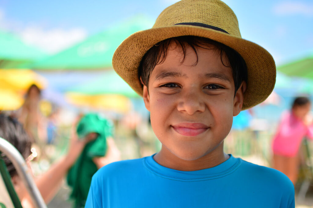 crianças na praia
